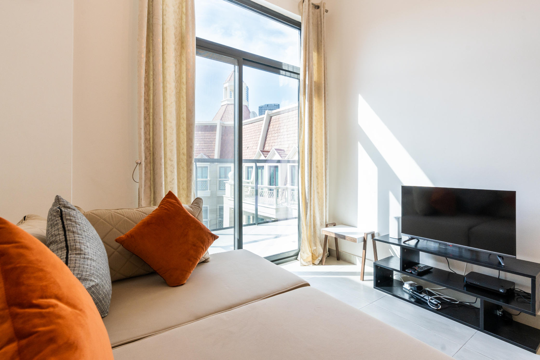 Stylish 1BDR in JVC with Pool and Gym Sleeps 3 — دبي, Dubai — vacation rental